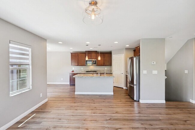 Building Photo - Beautiful 3 Bedroom Townhome With Stunning Mountain Views