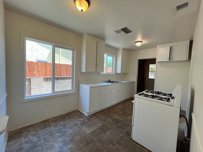 Building Photo - Arleta 3+2 w/walk-in closet, backyard + 2 ...