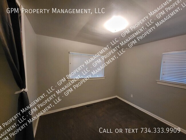 Building Photo - Home in Southfield!