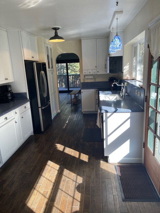 Building Photo - Quiet 4Bd 2Ba home avail. for a 3-5 month Seasonal Lease! Avail. Call and inquire today!