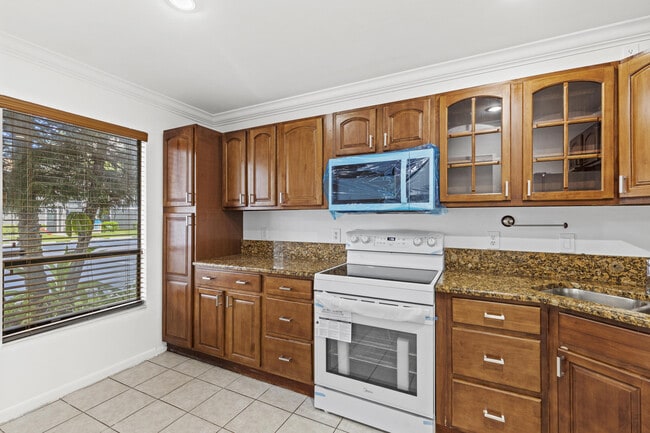 Building Photo - 814 Hill Dr