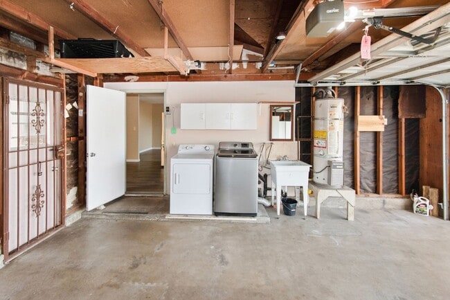 Building Photo - Long Term unfurnished rental!