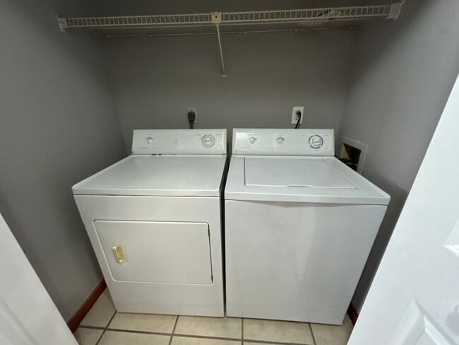 Building Photo - Spacious 1 Bedroom 1 Bathroom! Located Off Ocala Road.