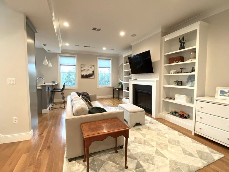 Building Photo - 362 Bunker Hill St