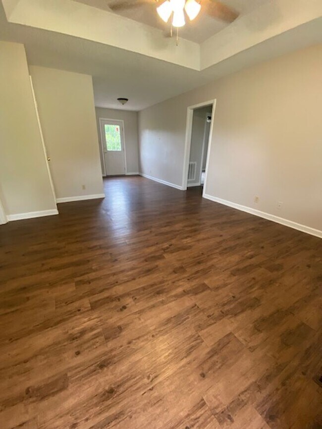 Building Photo - Close to Post!