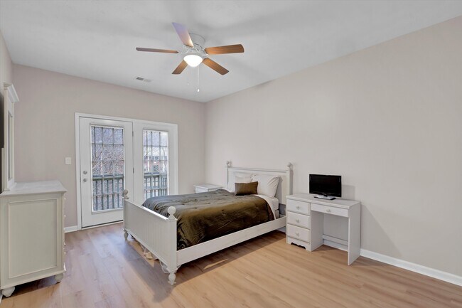 Building Photo - 2726 Brownsboro Rd