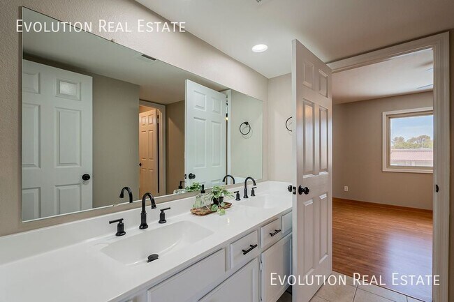 Building Photo - 2033 S Paseo Loma