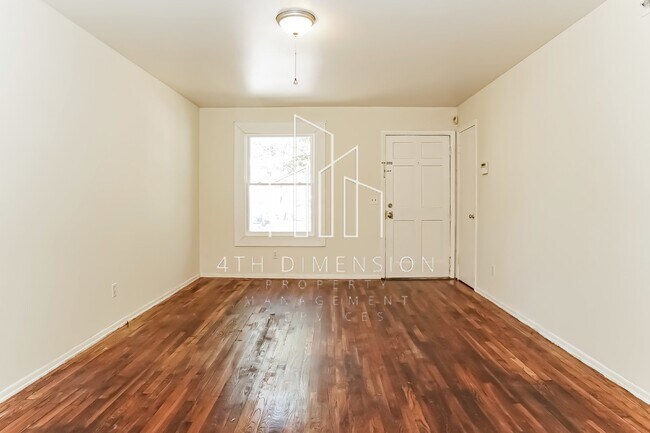 Building Photo - Charming 3 Bedroom Rental Home with Spacio...