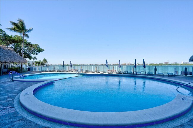 Building Photo - 10350 W Bay Harbor Dr