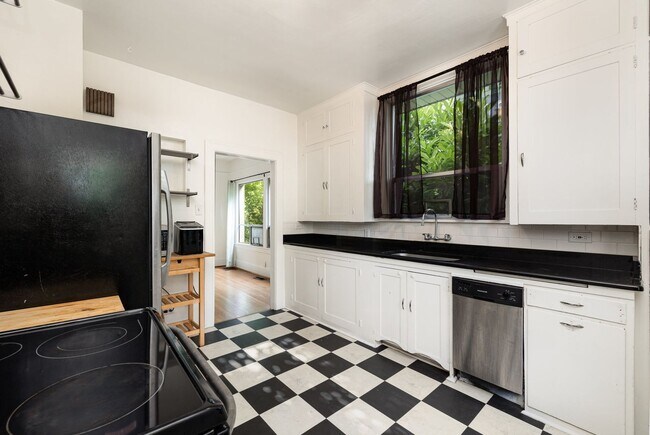 Building Photo - 2Bd/1Ba Seattle Home