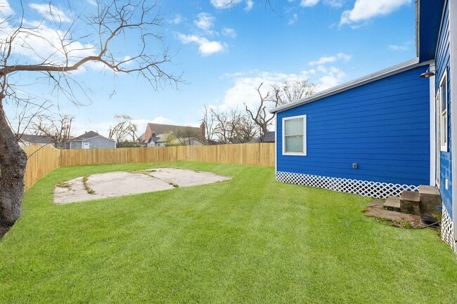 Building Photo - 2214 Stevens St