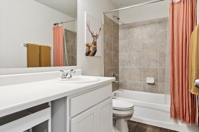 Building Photo - Charming Townhome in East Widefield!