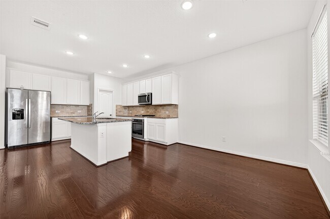Building Photo - 8114 Royal Palm Ct