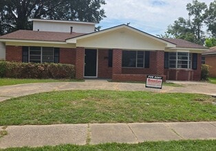 Building Photo - Spacious 4 bedroom/1 bath home with Centra...