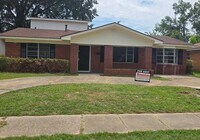 Building Photo - Spacious 4 bedroom/1 bath home with Centra...
