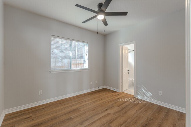 Building Photo - 63 W Artist Grove Pl