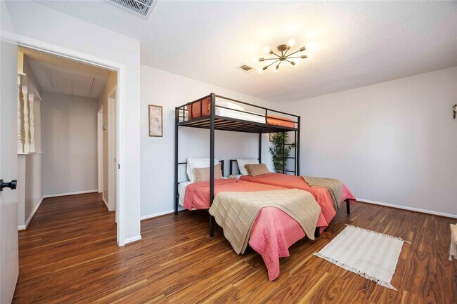 Building Photo - 5511 Green Timbers Dr