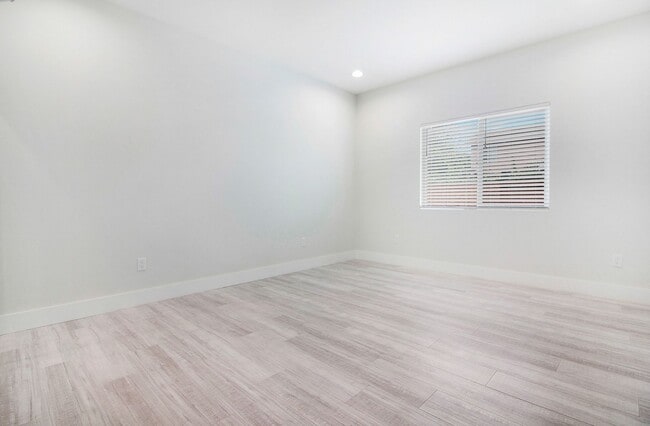 Building Photo - 1740-1742 Rose Ave Triplex