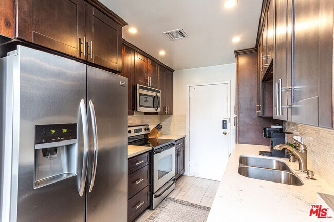 Building Photo - 100 S Doheny Dr