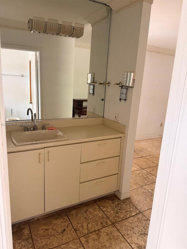 Building Photo - 401 Warren Ln