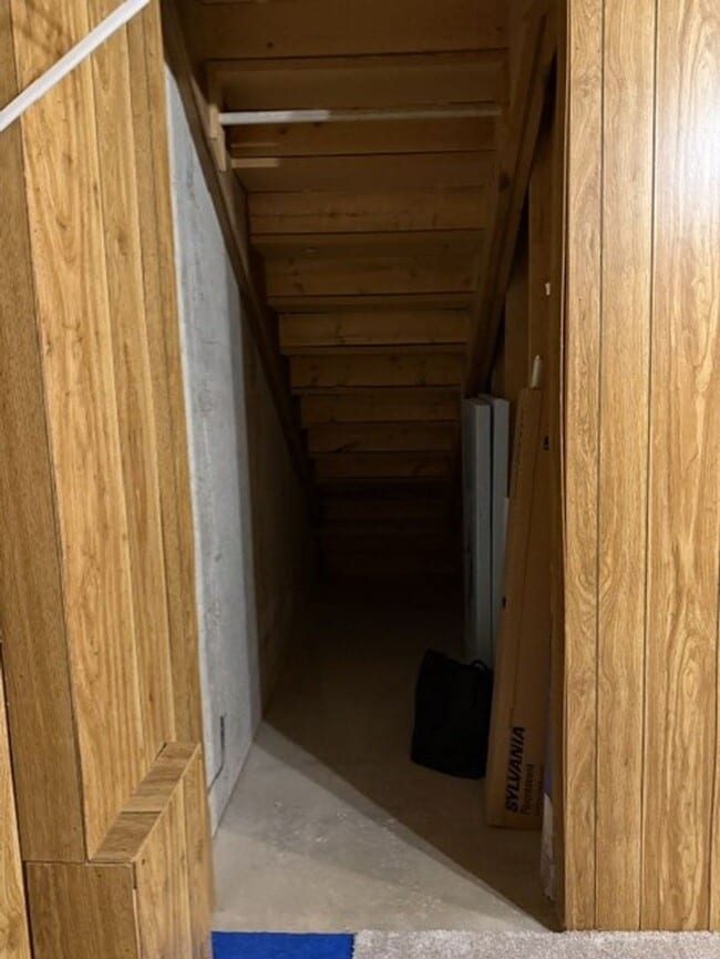 Building Photo - House For Lease