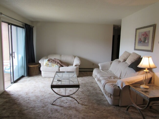 Building Photo - Large One Bedroom w/ Heat & Water Paid