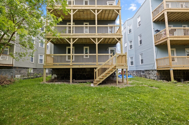 Building Photo - 16 Leslie St