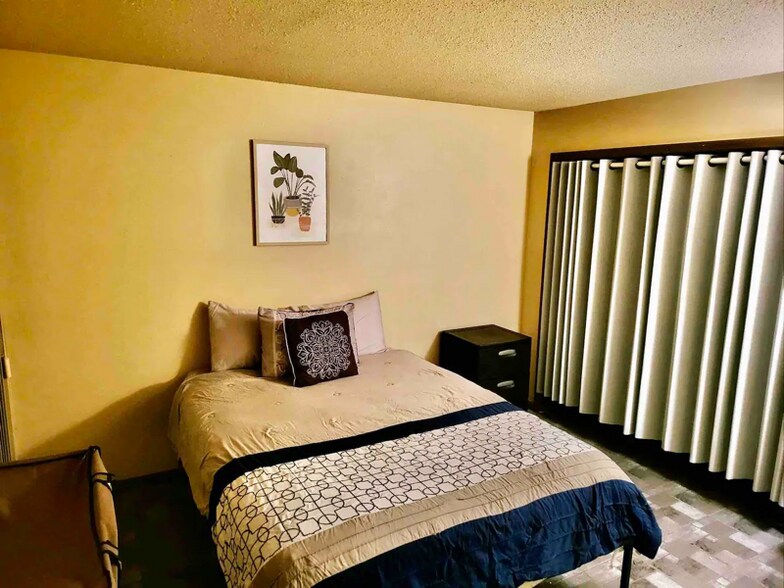 Building Photo - 2811 SW Archer Rd