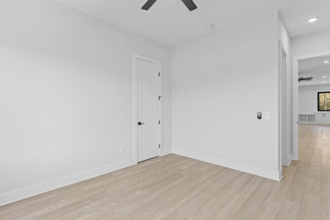 Building Photo - 555 Versailles Dr