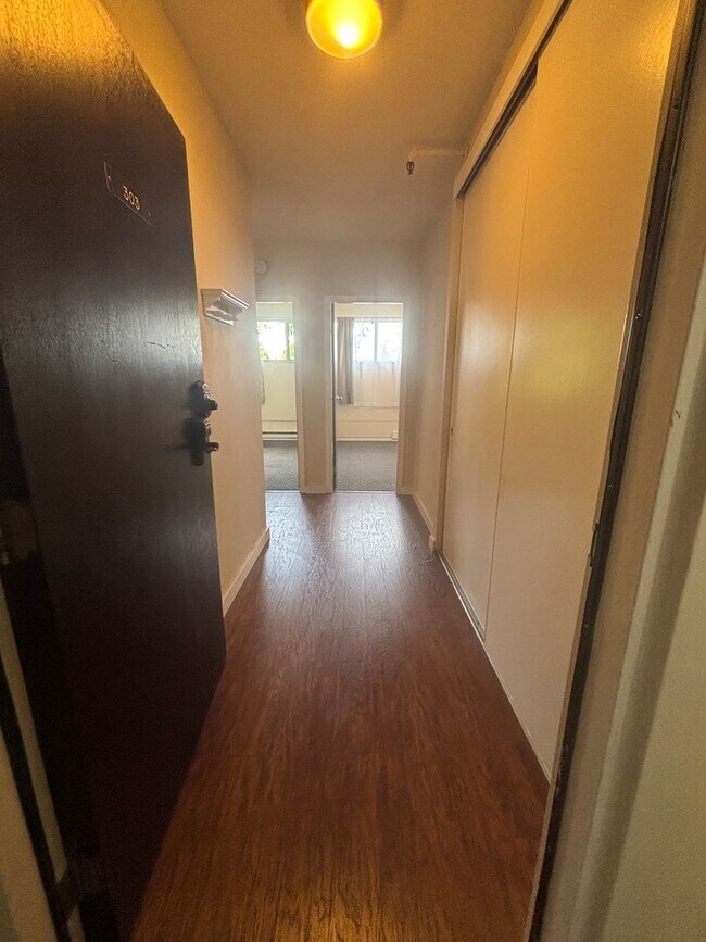 Building Photo - Upgraded 2 Bedroom 2 Bath Close to Downtow...