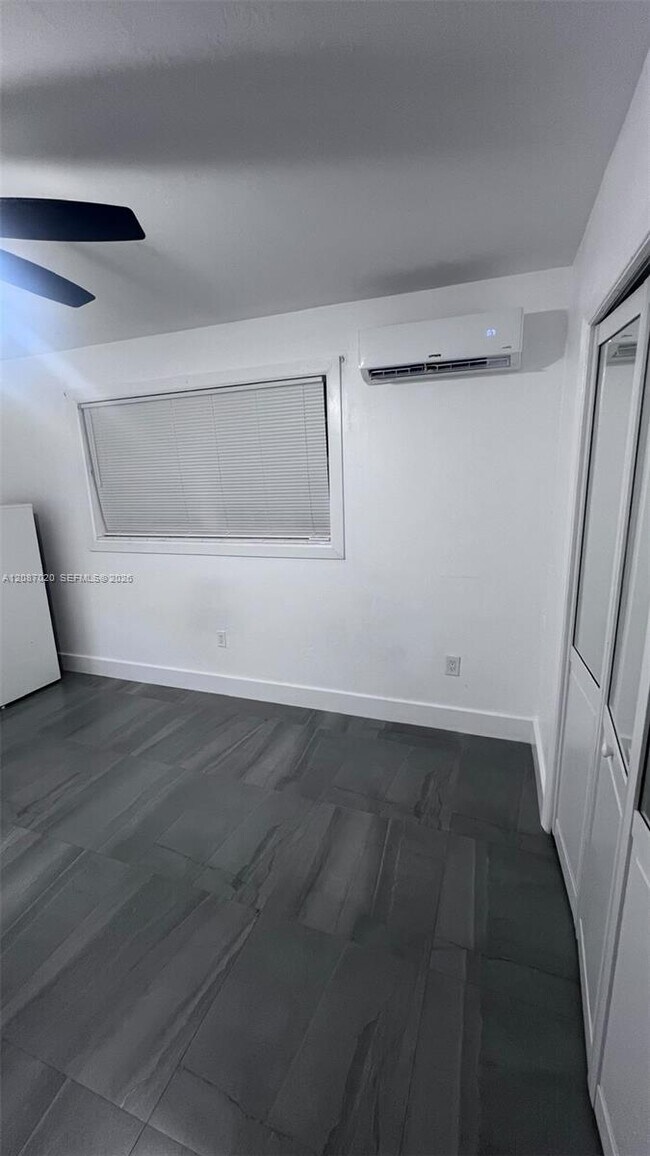 Building Photo - 6851 SW 28th St
