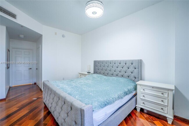 Building Photo - 3001 NE 185th St