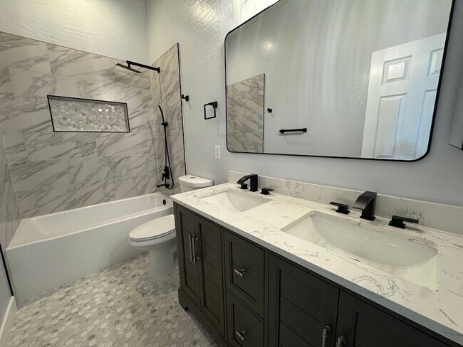 Building Photo - BEAUTIFUL 4 BEDROOM 2 BATHROOM HOME IN PHO...