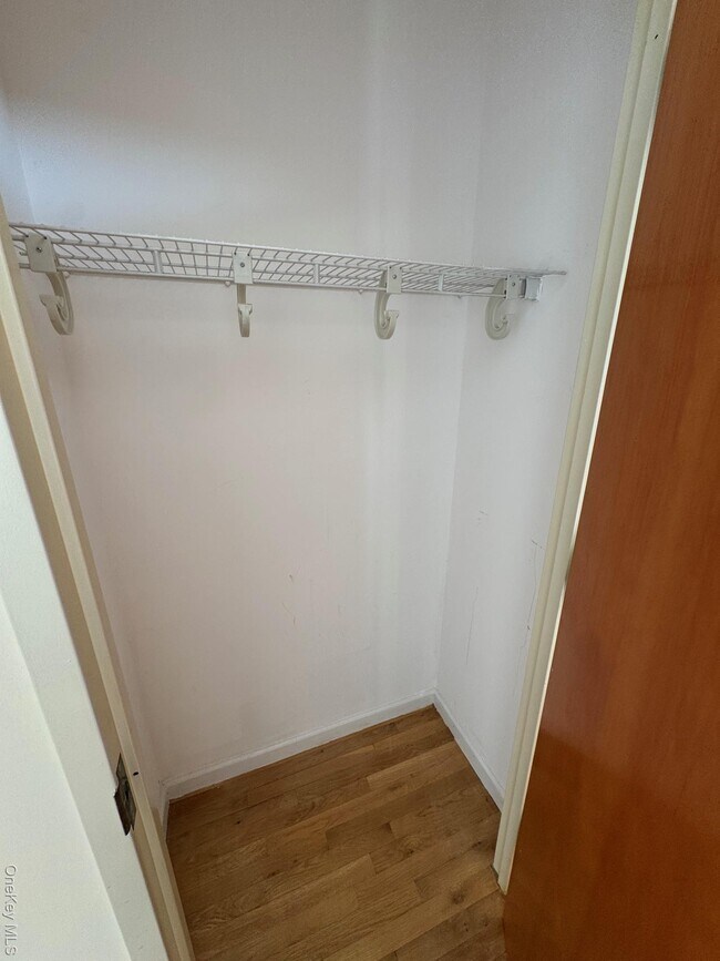 Building Photo - 116-24 Grosvenor Ln