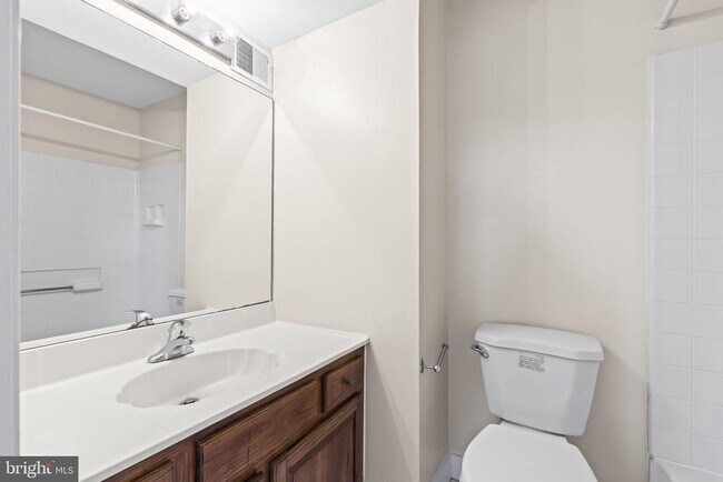 Building Photo - 786 N Vermont St