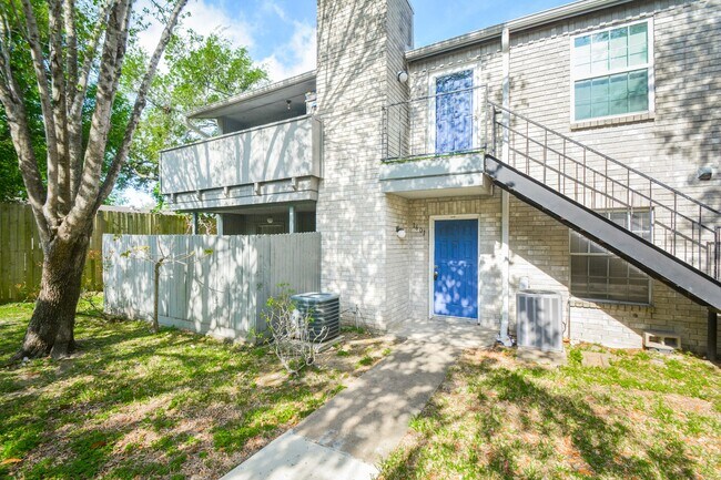 Building Photo - 9700 Leawood Blvd