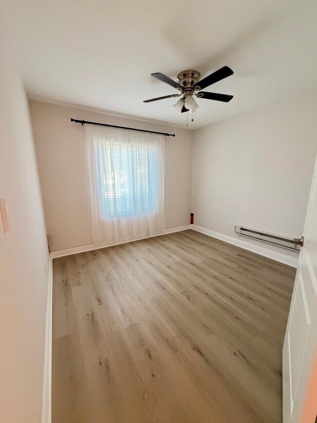 Building Photo - 566 Somerset Ln