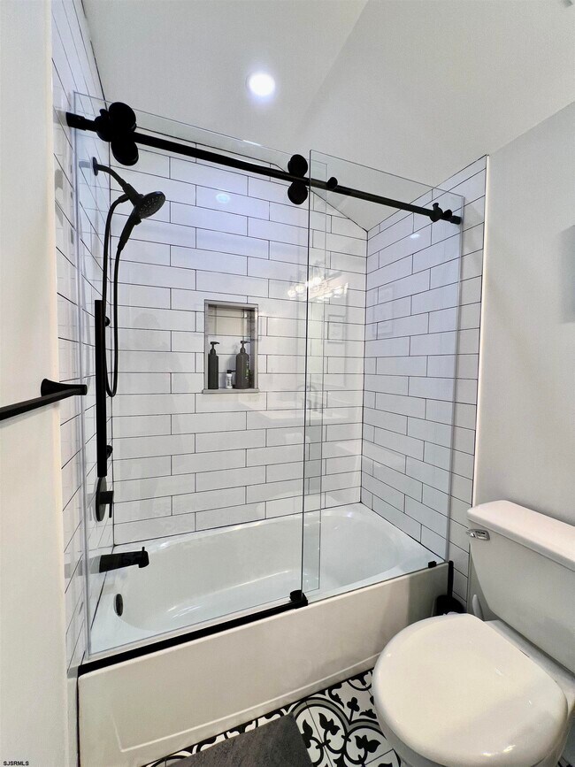 Building Photo - 16 A S Fredericksburg Ave