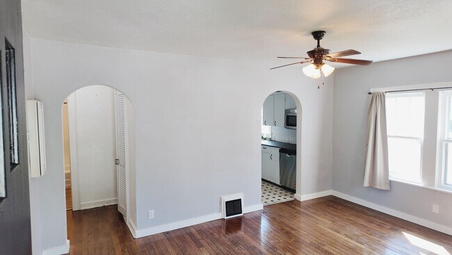 Building Photo - 508 N Oak St