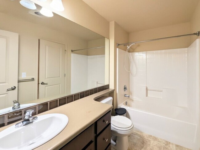 Building Photo - 2Bd/2.25Ba Mukilteo Townhouse