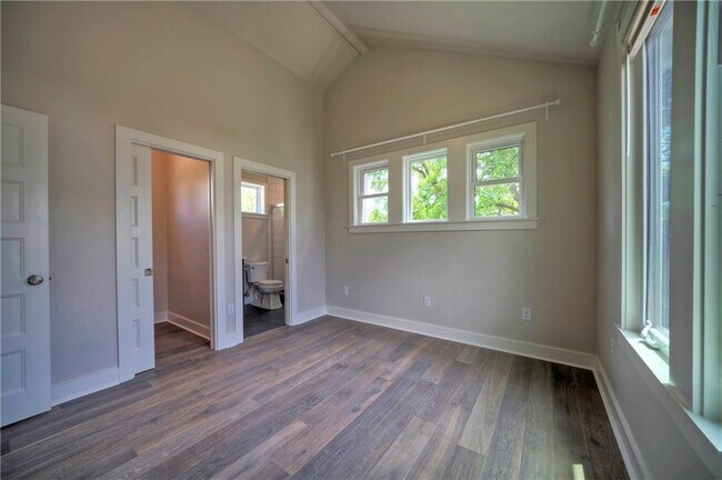 Building Photo - 1006 E 8th St