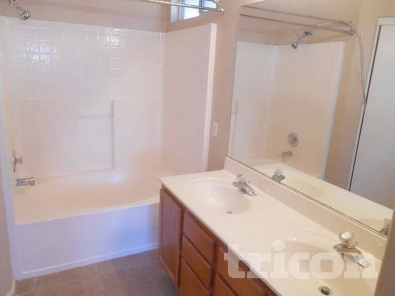 Building Photo - 1116 W Villa Maria Dr