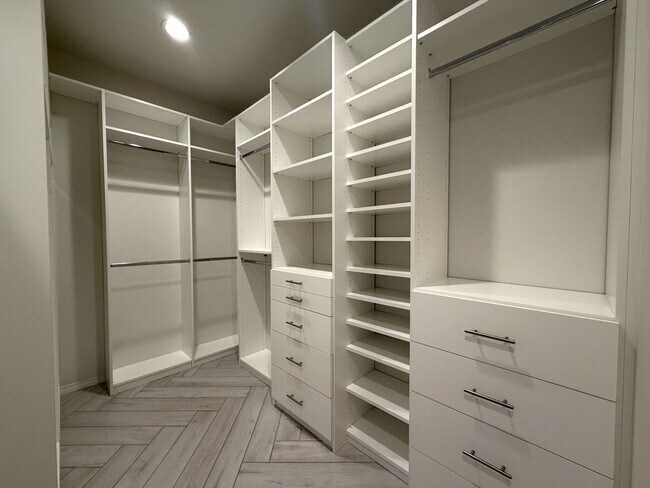 Building Photo - AVAILABLE NOW!! STUNNING 4 Bed/ 3.5 Bath POOL HOME in La Quinta!