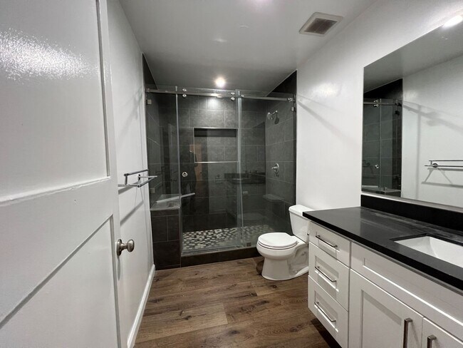 Building Photo - 955 Maltman Ave