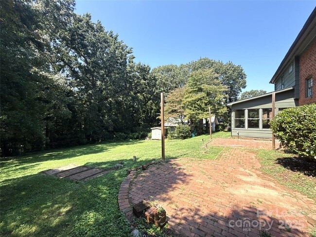 Building Photo - 1127 Queensgate St