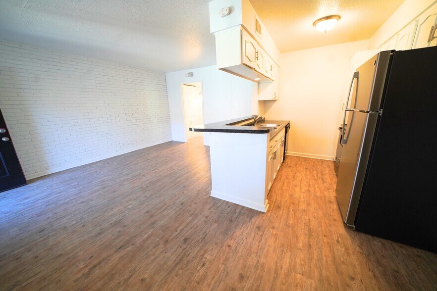 Building Photo - 5221 Bonita Ave