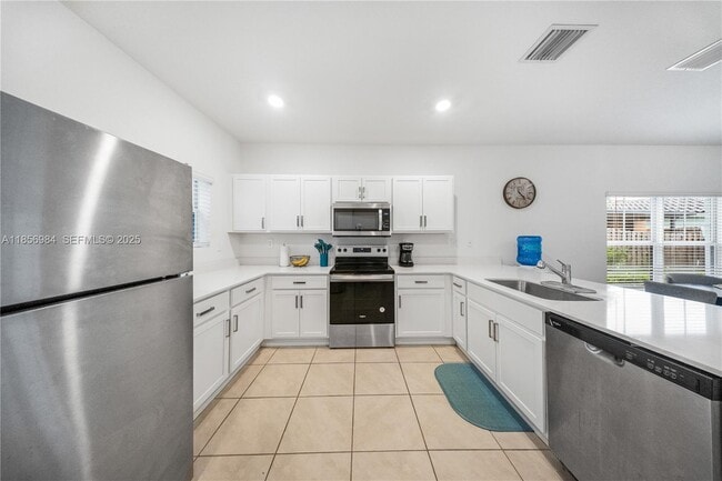 Building Photo - 425 NE 1st Ave