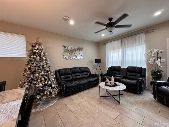 Building Photo - 28 N Soñador Dr