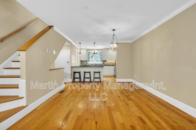 Building Photo - 83 Dresser St
