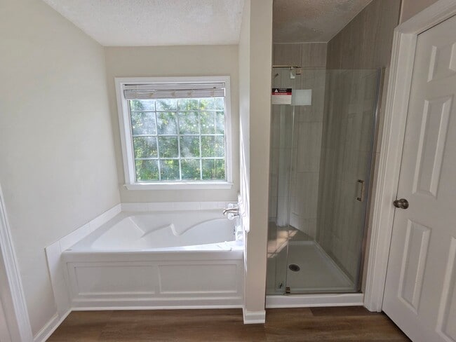 Building Photo - Updated 3 bed 2.5 bath Townhome located in...